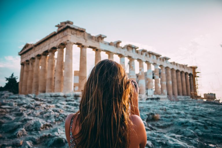 A solo female traveler explores the ancient ruins of Athens | © Arthur Yeti/Unsplash