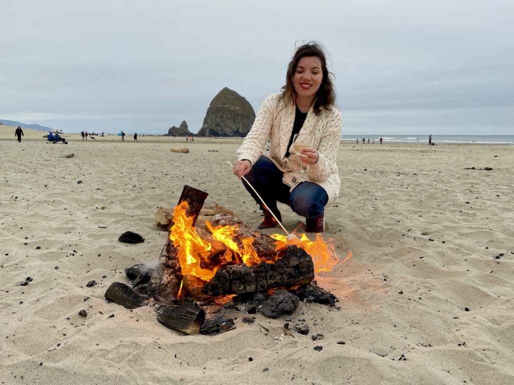 Every evening, The Surfsand Resort offers group and private bonfires on Cannon Beach | © Nikki Vargas