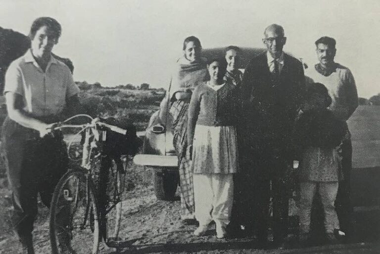 Dervla Murphy and her bicycle | © CICLONÓMADAS/Shared under free-use