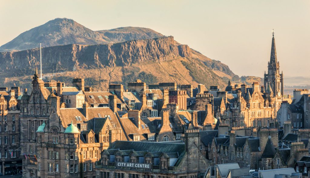 Arthur's Seat & Salisbury Craggs in Edinburgh © | Gary Campbell-Hall/Flickr (CC BY 2.0)