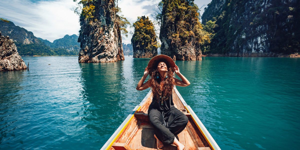 Happy,Young,Woman,Tourist,In,Asian,Hat,On,The,Boat